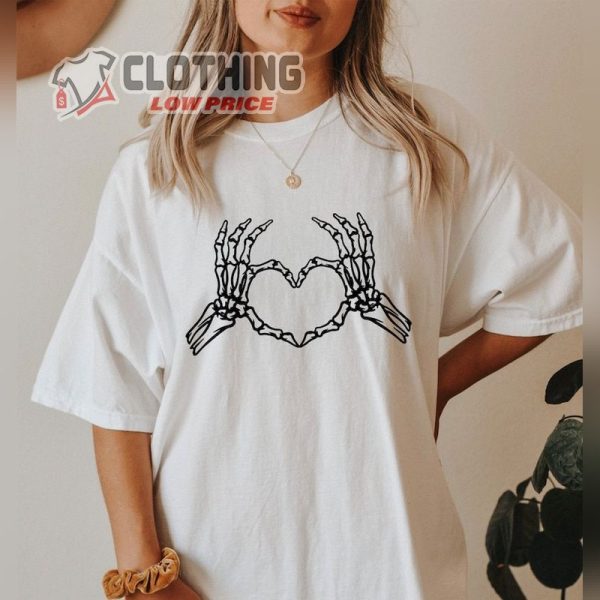 Skeleton Hand Heart T- Shirt, Funny Halloween Shirt, Halloween Party Shirt, Funny Adult Halloween Costumes Merch