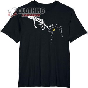 Black Cat Lover Skeleton Hand Boop Funny Halloween T-Shirt